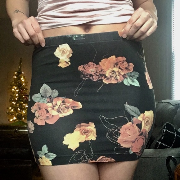 SALE!🌞Vintage style UO Insight Floral Mini Skirt - Picture 2 of 7